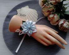 Charger l&#39;image dans la galerie, Bracelet de mariage romantique fleur et perles, Corsage de poignet demoiselle d&#39;honneur