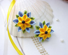 Charger l&#39;image dans la galerie, Barrette cheveux avec fleur kanzashi en satin bleu et jaune, Pince cheveux fille