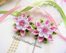 Charger l&#39;image dans la galerie, Lot de 2 barrettes pour enfant ou élastiques à cheveux avec fleurs kanzashi en satin rose et blanc