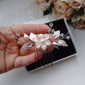 Petit peigne à cheveux floral avec perles en cristal transparent, feuilles argentées et une fleur au centre pour coiffure de mariage 