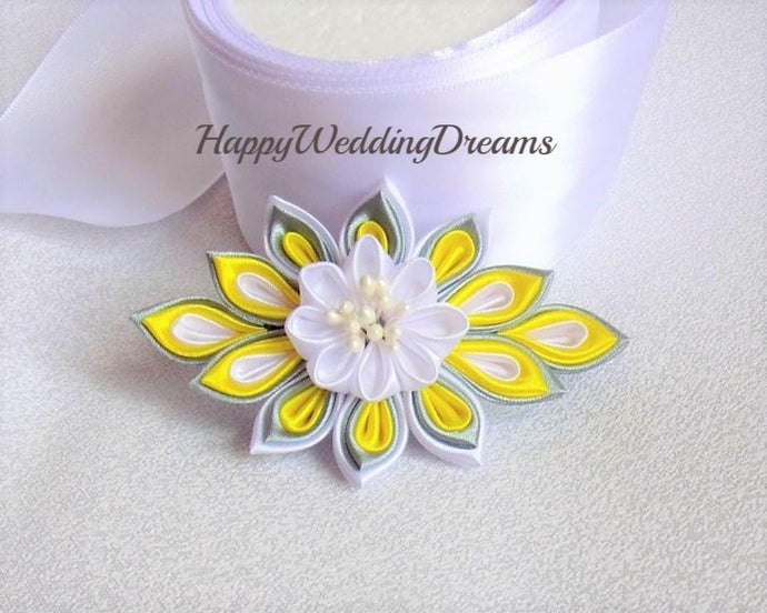 Pince à cheveux fleur kanzashi en satin blanc, gris et jaune