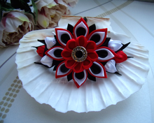 Charger l&#39;image dans la galerie, Barrette française fleur kanzashi en satin blanc, rouge et noir, happyweddingdreams