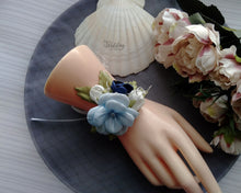 Charger l&#39;image dans la galerie, Corsage de poignet fleurs en satin, Bracelet mariage demoiselle d&#39;honneur bleu et blanc