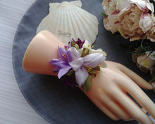 Charger l&#39;image dans la galerie, Lys Corsage de poignet fleurs violet, Lilium Bracelet mariage demoiselle d&#39;honneur