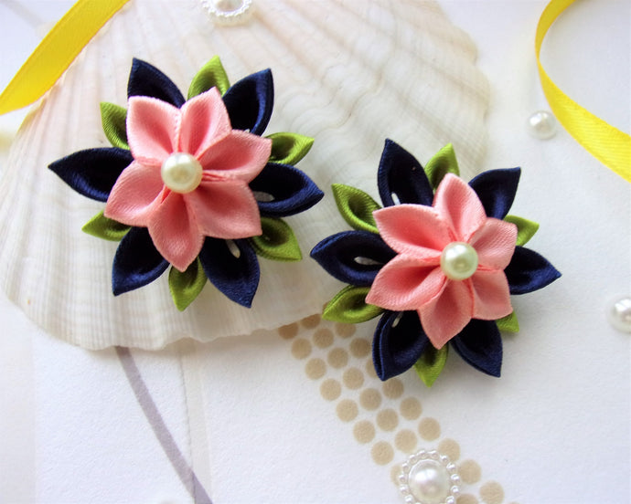 Barrette crocodile avec fleurs kanzashi en satin bleu marine et orange pêche, Pince cheveux fille