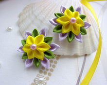 Charger l&#39;image dans la galerie, Barrette crocodile avec fleurs kanzashi en satin violet clair et jaune, Pince cheveux fille