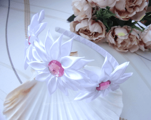 Serre-tête pour première communion ou mariage, Bandeau cheveux fleurs en satin blanc
