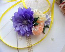Charger l&#39;image dans la galerie, Barrette française avec fleurs en satin violet, crème et pêche, Pince cheveux mariage champêtre
