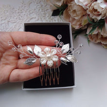 Charger l&#39;image dans la galerie, Petit peigne à cheveux floral avec perles en cristal transparent, feuilles argentées et une fleur au centre pour coiffure de mariage