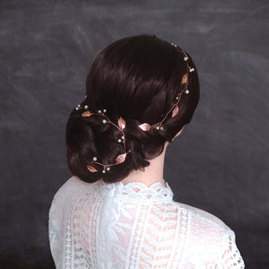 Image de vigne de cheveux avec feuilles or rose et perles sur chignon de mariage cheveux bruns