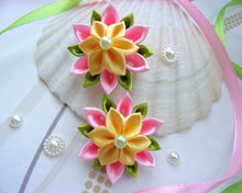 Charger l&#39;image dans la galerie, Barrette à cheveux petite fille avec fleurs kanzashi en satin rose et jaune