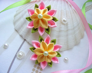 Barrette à cheveux petite fille avec fleurs kanzashi en satin rose et jaune