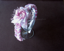 Charger l&#39;image dans la galerie, Serre-tête en blanc et rose pour mariage ou communion, Diadème fleur en satin