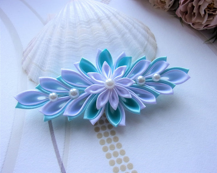 Large Barrette française avec fleur kanzashi en satin blanc et bleu, Pince à cheveux femme