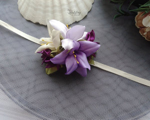 Lys Corsage de poignet fleurs violet et crème, Lilium Bracelet mariage demoiselle d'honneur