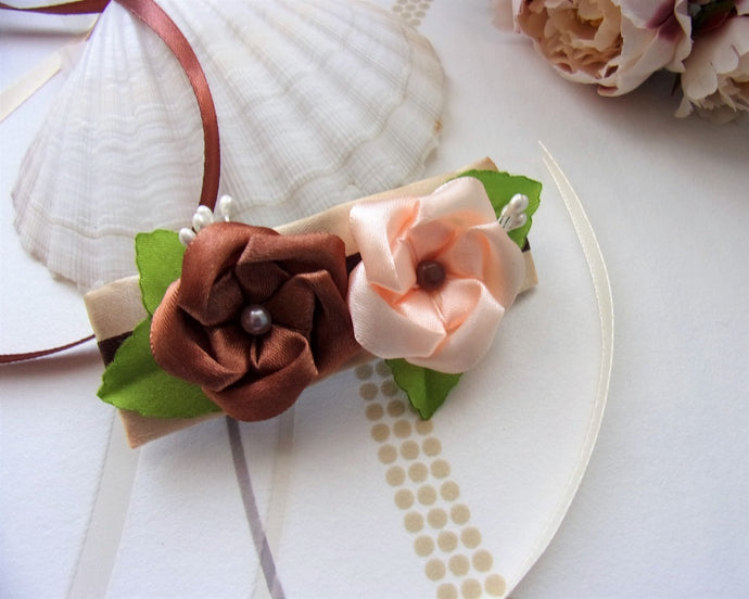 Barrette françaises avec 2 fleurs kanzashi en marron et couleur pêche, happyweddingdreams