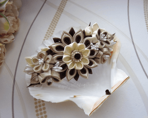 Grande barrette française avec fleurs kanzashi en crème, beige et marron