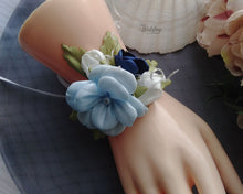 Charger l&#39;image dans la galerie, Corsage de poignet fleurs en satin, Bracelet mariage demoiselle d&#39;honneur bleu et blanc
