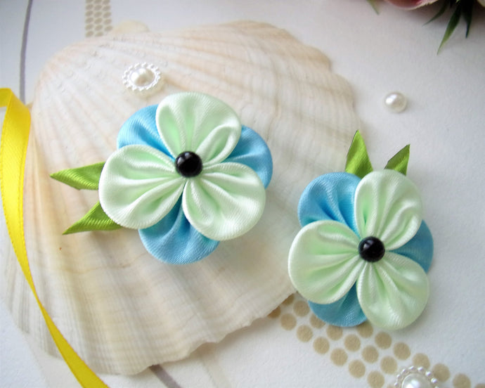 Barrette à cheveux clic-clac pour petite fille avec fleur kanzashi en satin bleu et jaune pâle