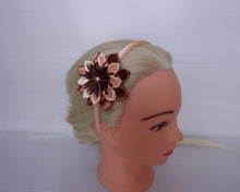 Charger l&#39;image dans la galerie, Serre-tête fille fleur kanzashi marron et pêche, Bandeau cheveux fleur en satin, Diadème