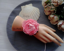 Charger l&#39;image dans la galerie, Large Pivoine bracelet de mariage, Corsage de poignet demoiselle d&#39;honneur couleur rose