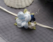 Charger l&#39;image dans la galerie, Corsage de poignet fleurs en satin, Bracelet mariage demoiselle d&#39;honneur bleu et blanc