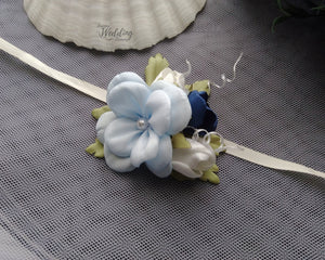 Corsage de poignet fleurs en satin, Bracelet mariage demoiselle d'honneur bleu et blanc