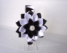 Charger l&#39;image dans la galerie, Serre-tête fille fleur kanzashi noir et blanc, Bandeau cheveux fleur en satin, Diadème mariage