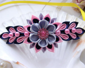 Barrette française avec fleurs kanzashi en bleu marine, rose et gris
