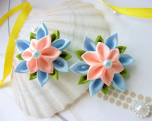 Charger l&#39;image dans la galerie, Pince cheveux fleur kanzashi pour petite fille couleurs bleu et orange pâle