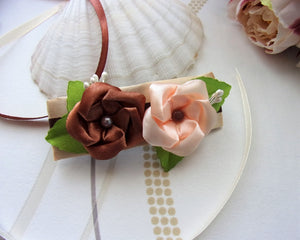 Barrette françaises avec 2 fleurs kanzashi en marron et couleur pêche, happyweddingdreams