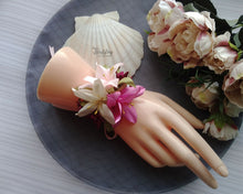 Charger l&#39;image dans la galerie, Lys Corsage de poignet fleurs rose te crème, Lilium Bracelet mariage demoiselle d&#39;honneur