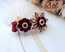 Charger l&#39;image dans la galerie, Barrette française pour cheveux longs avec fleurs kanzashi en bordeaux et crème, Pince cheveux