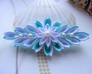 Large Barrette française avec fleur kanzashi en satin blanc et bleu, Pince à cheveux femme