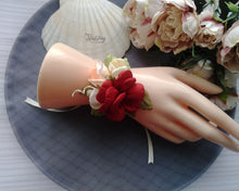 Charger l&#39;image dans la galerie, Corsage de poignet fleurs en satin, Bracelet mariage demoiselle d&#39;honneur rouge crème et pêche