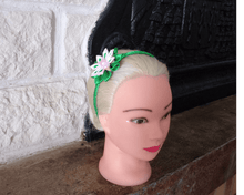 Charger l&#39;image dans la galerie, Serre-tête fille fleur kanzashi rose vert et blanc, Bandeau cheveux fleur en satin, Diadème