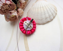 Charger l&#39;image dans la galerie, Pince à cheveux avec fleur kanzashi en satin rose et blanc, Petite barrette pour fille