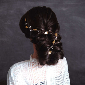 Image de vigne de cheveux avec feuilles dorées et perles sur coiffure de mariage cheveux bruns