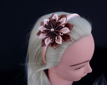 Charger l&#39;image dans la galerie, Serre-tête fille fleur kanzashi marron et pêche, Bandeau cheveux fleur en satin, Diadème