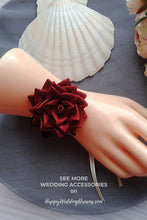Charger l&#39;image dans la galerie, Rose rouge bracelet de mariage, Corsage de poignet demoiselle d&#39;honneur